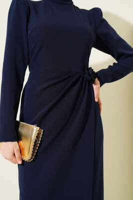 Gül Aksesuarlı Bel Pileli Elbise Lacivert - Tesettür Elbise