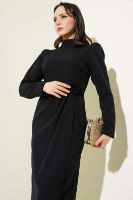 Gül Aksesuarlı Bel Pileli Elbise Siyah - Tesettür Elbise
