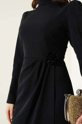 Gül Aksesuarlı Bel Pileli Elbise Siyah - Tesettür Elbise