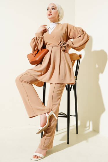 Gül Aksesuarlı Pileli Tunik İkili Takım Latte - İkili Takım