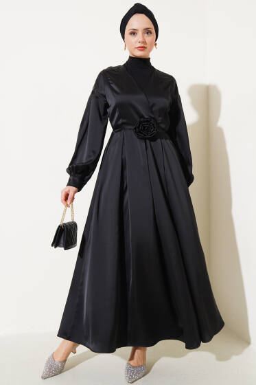 Gül Aksesuarlı Saten Elbise Siyah - Elbise