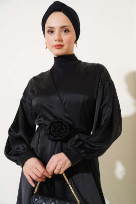 Gül Aksesuarlı Saten Elbise Siyah - Tesettür Elbise