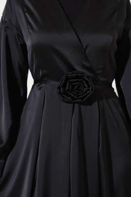 Gül Aksesuarlı Saten Elbise Siyah - Tesettür Elbise