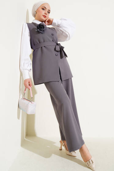 Gül Aksesuarlı Yelekli İkili Takım Füme - İkili Takım