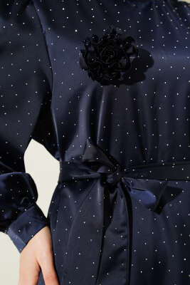 Gül Broşlu Mini Taşlı Saten Elbise Lacivert - Tesettür Elbise