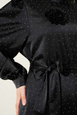 Gül Broşlu Mini Taşlı Saten Elbise Siyah - Tesettür Elbise