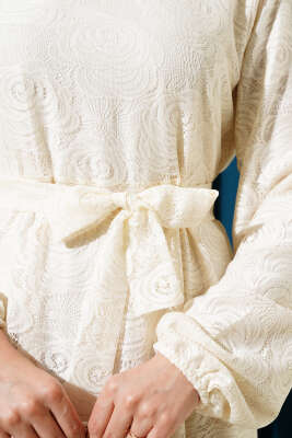 Gül Dantelli Kuşaklı Elbise Ekru - Tesettür Elbise