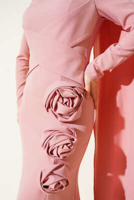 Gül Detaylı Pelerinli Abiye Elbise Pudra - Elbise