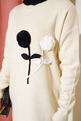 Gül Detaylı Triko Elbise Bej - Tesettür Elbise