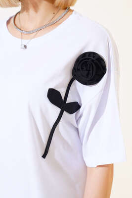 Gül Dikişli T-shirt Beyaz - Thumbnail