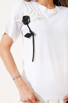 Gül Motif Detaylı T-shirt Ekru - Yılın Fırsatı