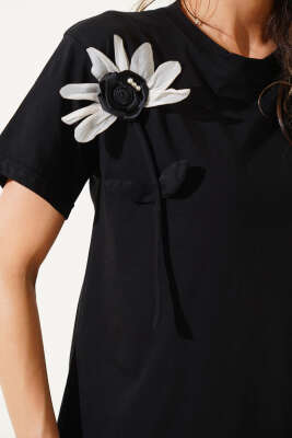 Gül Motif Detaylı T-shirt Siyah - Yılın Fırsatı