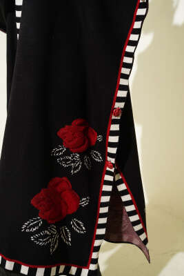 Gül Nakışlı Çizgi Detaylı Panço Siyah - Panço