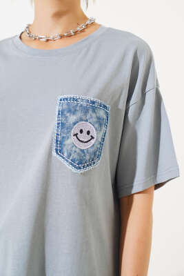 Gülen Yüz Nakışlı T-shirt Gri - Kadın Giyim Modelleri