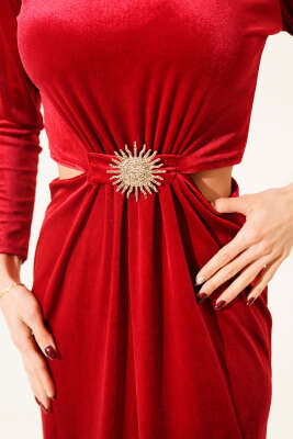 Güneş Aksesuarlı Yırtmaçlı Kadife Elbise Bordo - Kadın Giyim Modelleri