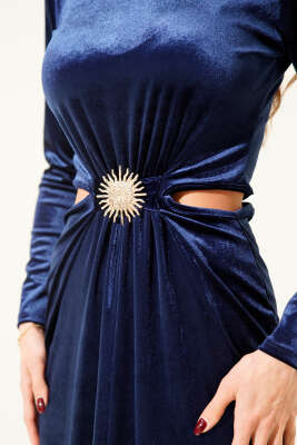 Güneş Aksesuarlı Yırtmaçlı Kadife Elbise Lacivert - Günün Seçilenleri