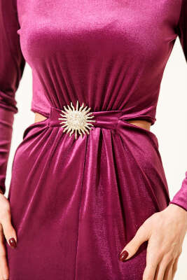 Güneş Aksesuarlı Yırtmaçlı Kadife Elbise Mürdüm - Kadın Giyim Modelleri