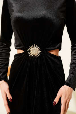 Güneş Aksesuarlı Yırtmaçlı Kadife Elbise Siyah - Günün Seçilenleri