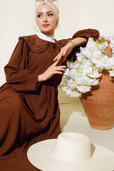 Güpürlü Bebe Yaka Elbise Kahve - Tesettür Elbise