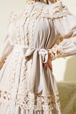 Güpürlü Boydan Düğmeli Elbise Bej - Tesettür Elbise