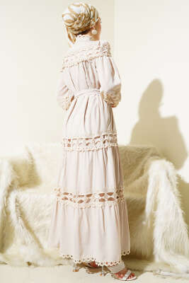 Güpürlü Boydan Düğmeli Elbise Bej - Tesettür Elbise