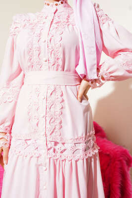 Güpürlü Boydan Düğmeli Elbise Pembe - Tesettür Elbise