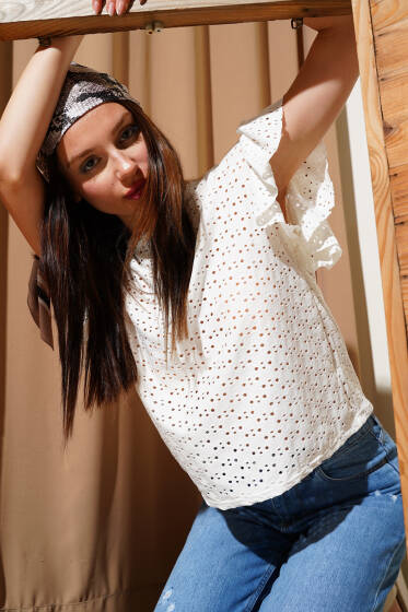 Güpürlü Fırfırlı T-shirt Ekru - Kadın Giyim Modelleri