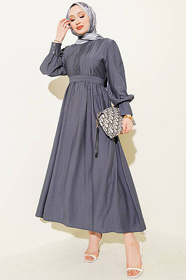 Hakim Yaka Güpürlü Kuşaklı Elbise Füme - Elbise