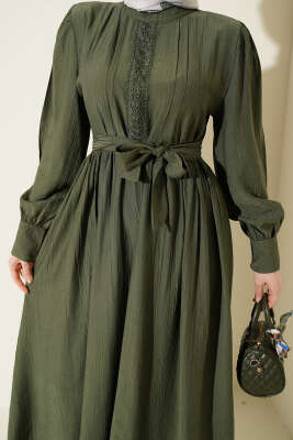 Hakim Yaka Güpürlü Kuşaklı Elbise Haki - Elbise