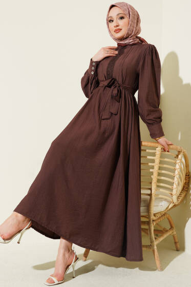 Hakim Yaka Güpürlü Kuşaklı Elbise Kahve - Elbise