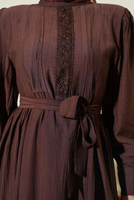 Hakim Yaka Güpürlü Kuşaklı Elbise Kahve - Elbise