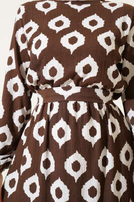 Halka Desen Kuşaklı Bürümcük Elbise Kahve - Tesettür Elbise