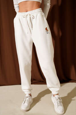 Hokey Nakışlı Üç İplik Pantolon Ekru - Kadın Giyim Modelleri