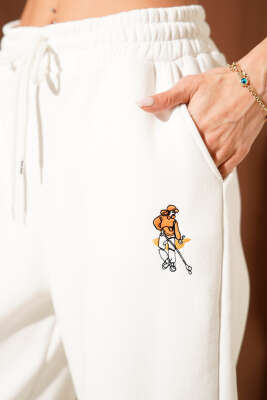 Hokey Nakışlı Üç İplik Pantolon Ekru - Kadın Giyim Modelleri