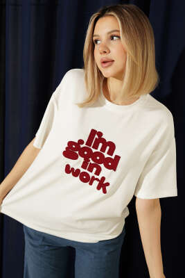I'm Good in Work Nakışlı T-shirt Ekru - HELLIE