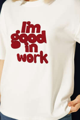 I'm Good in Work Nakışlı T-shirt Ekru - Kadın Giyim Modelleri