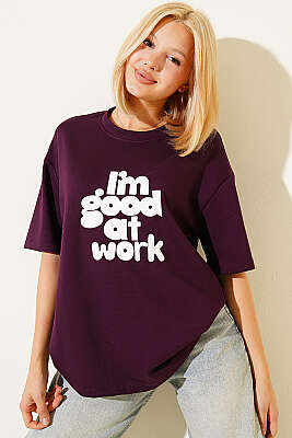 I'm Good in Work Nakışlı T-shirt Mürdüm - Kadın Giyim Modelleri