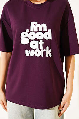 I'm Good in Work Nakışlı T-shirt Mürdüm - Kadın Giyim Modelleri