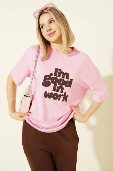 I'm Good in Work Nakışlı T-shirt Pembe - Kadın Giyim Modelleri