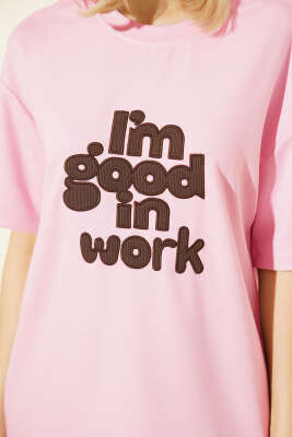 I'm Good in Work Nakışlı T-shirt Pembe - Kadın Giyim Modelleri