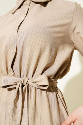 İnce Çizgili Bel Lastikli Yarım Düğmeli Elbise Vizon - Tesettür Elbise