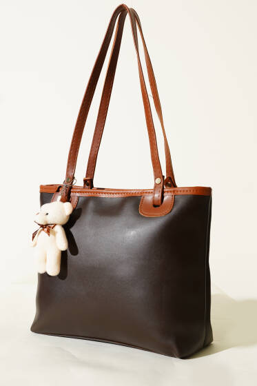 İnce Kulplu Ayıcık Aksesuarlı Çanta Acı Kahve - Kol Çantası