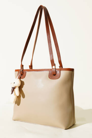 İnce Kulplu Ayıcık Aksesuarlı Çanta Bej - Kol Çantası