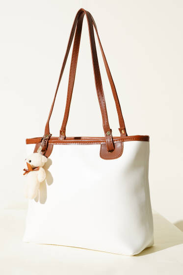 İnce Kulplu Ayıcık Aksesuarlı Çanta Beyaz - Kol Çantası