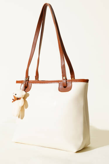 İnce Kulplu Ayıcık Aksesuarlı Çanta Krem - Kol Çantası