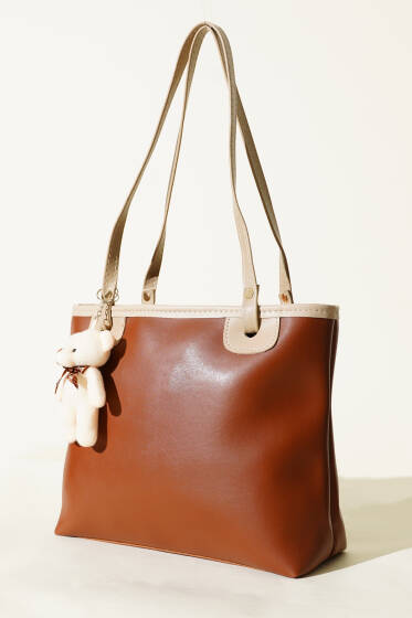 İnce Kulplu Ayıcık Aksesuarlı Çanta Taba - Kol Çantası