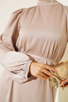 İnce Kuşaklı Kol Lastikli Saten Elbise Bej - Tesettür Elbise