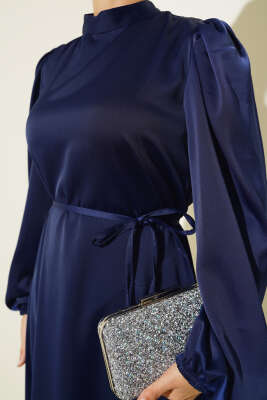 İnce Kuşaklı Kol Lastikli Saten Elbise Lacivert - Tesettür Elbise