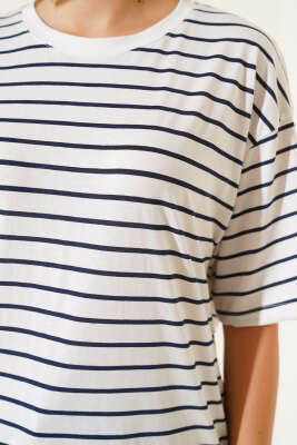 İnce Yatay Çizgili Basic T-shirt Lacivert - Kadın Giyim Modelleri