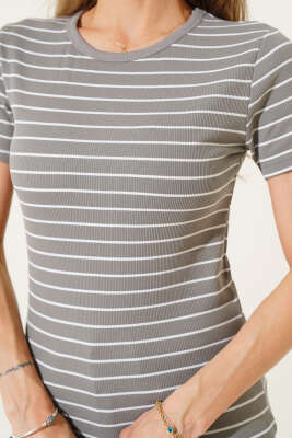 İnce Yatay Çizgili Kaşkorse T-Shirt Gri - Kadın Giyim Modelleri